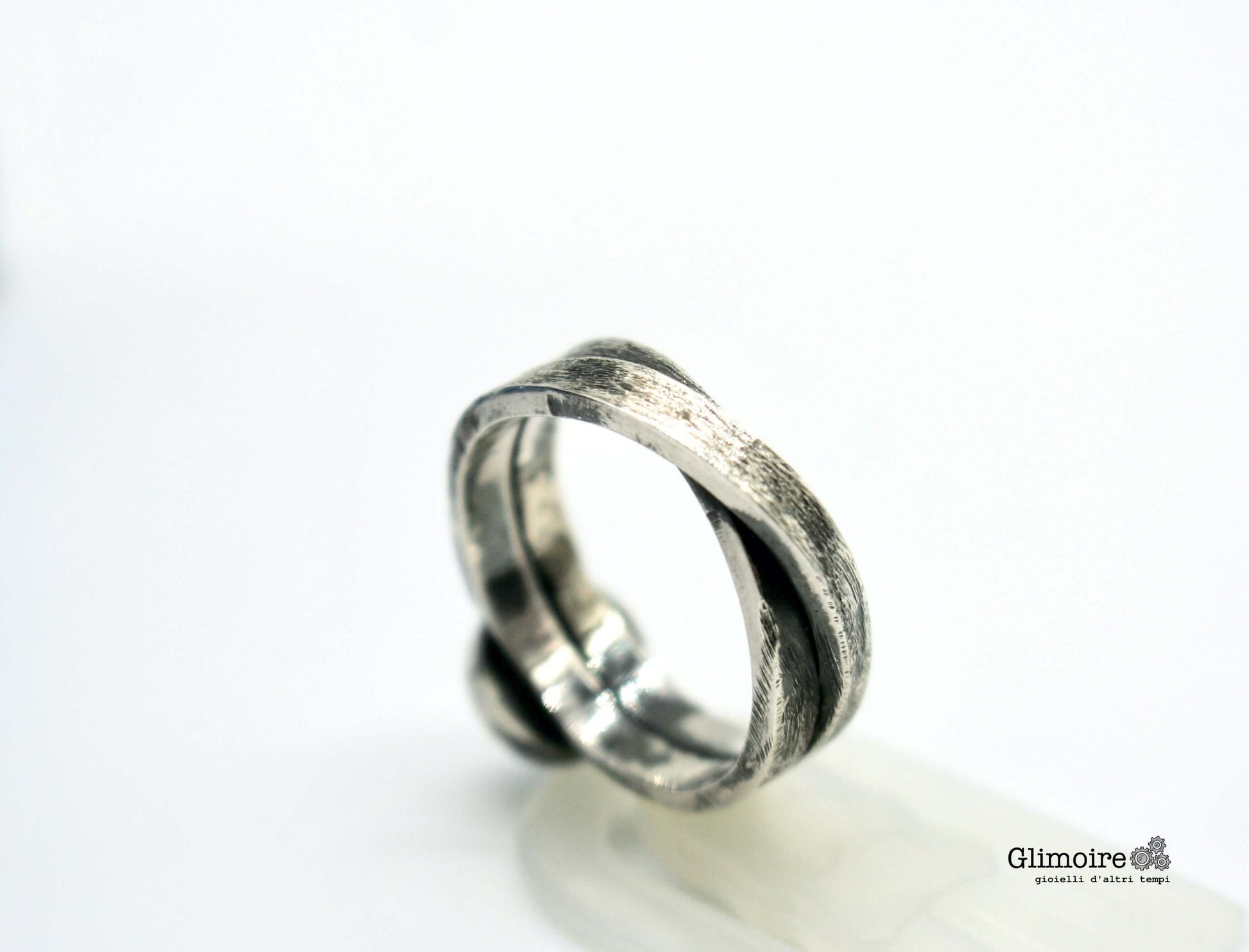 Anello intrecciato con pietra blu in argento dal design artigianale elegante Glimoire