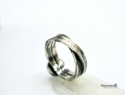 Anello intrecciato con pietra blu in argento dal design artigianale elegante Glimoire
