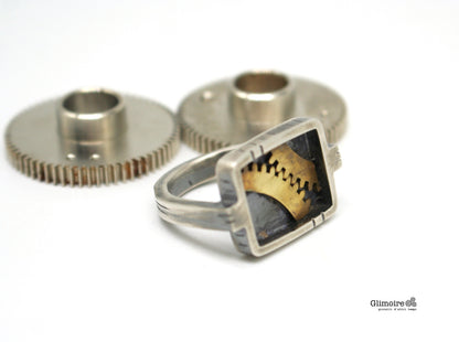 Anello tondo steampunk Glimoire in argento con ingranaggi meccanici esposti e design vintage