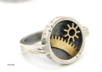 Anello tondo steampunk Glimoire con ingranaggi dorati e dettagli metallici vintage