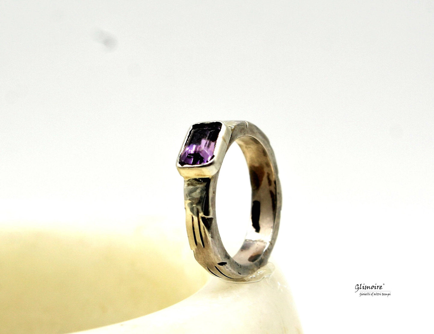 Anello in argento con ametista quadrata di Glimoire con lavorazione artigianale elegante