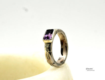Anello in argento con ametista quadrata di Glimoire con lavorazione artigianale elegante