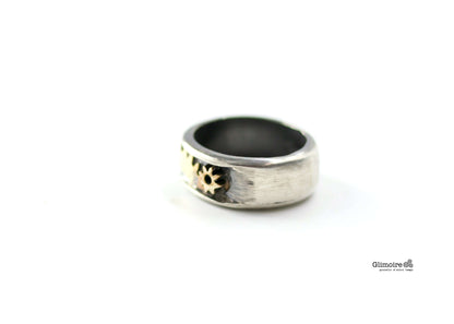 Anello industrial artigianale uomo in metallo satinato con ingranaggi dorati di Glimoire
