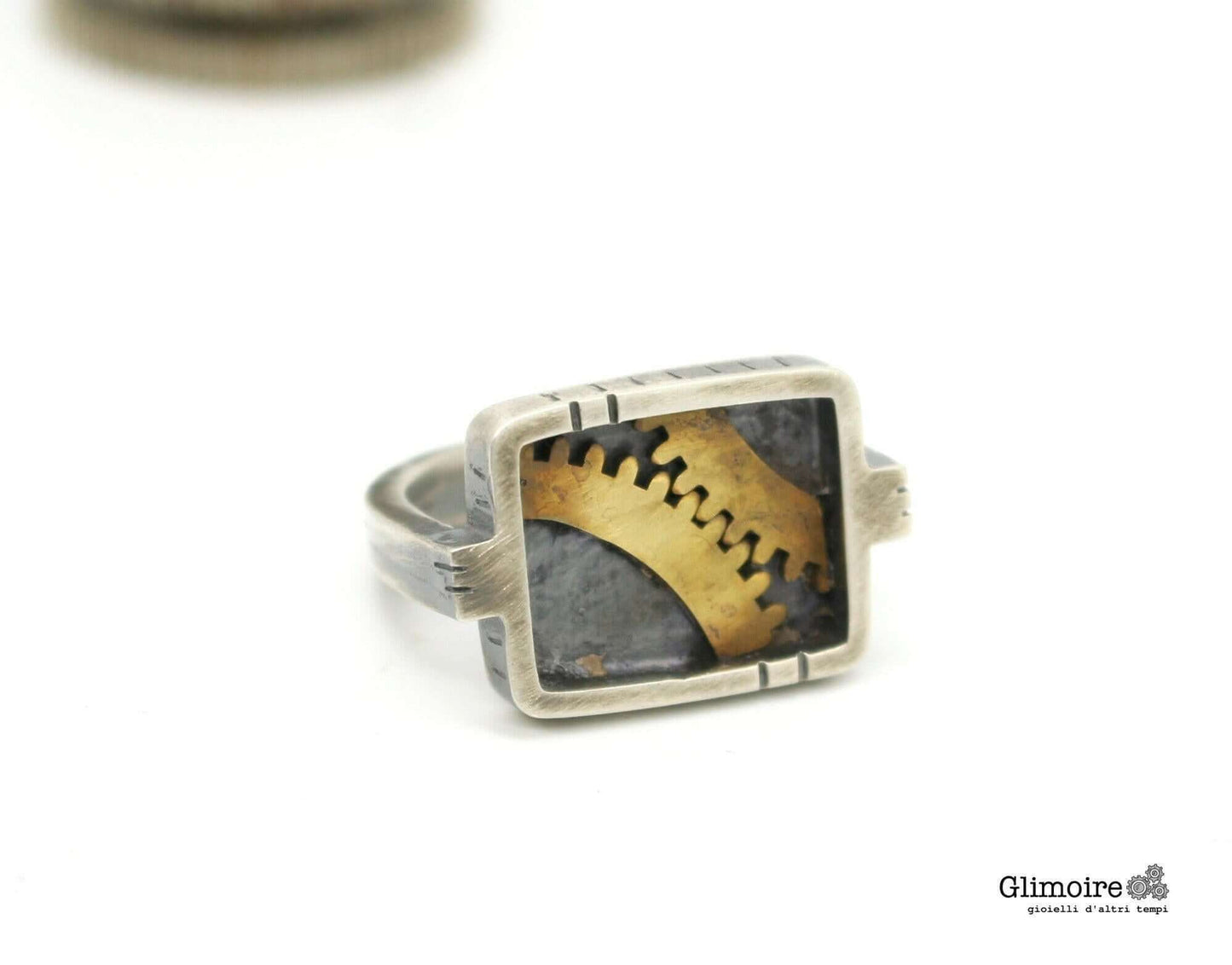Anello industrial rettangolare Glimoire in argento con dettagli di ingranaggi in bronzo e design vintage