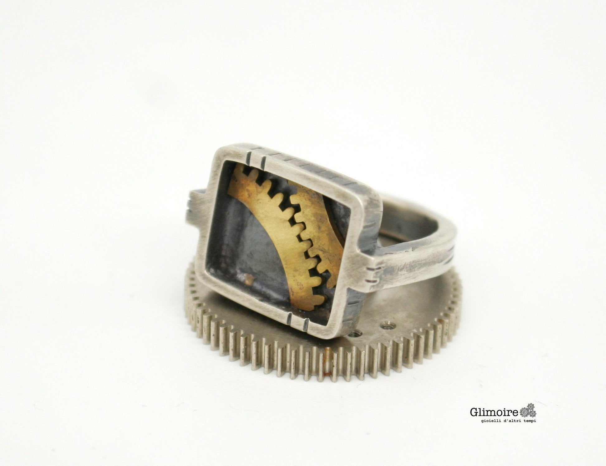 Anello industrial rettangolare Glimoire con ingranaggi metallici esposti e design unico