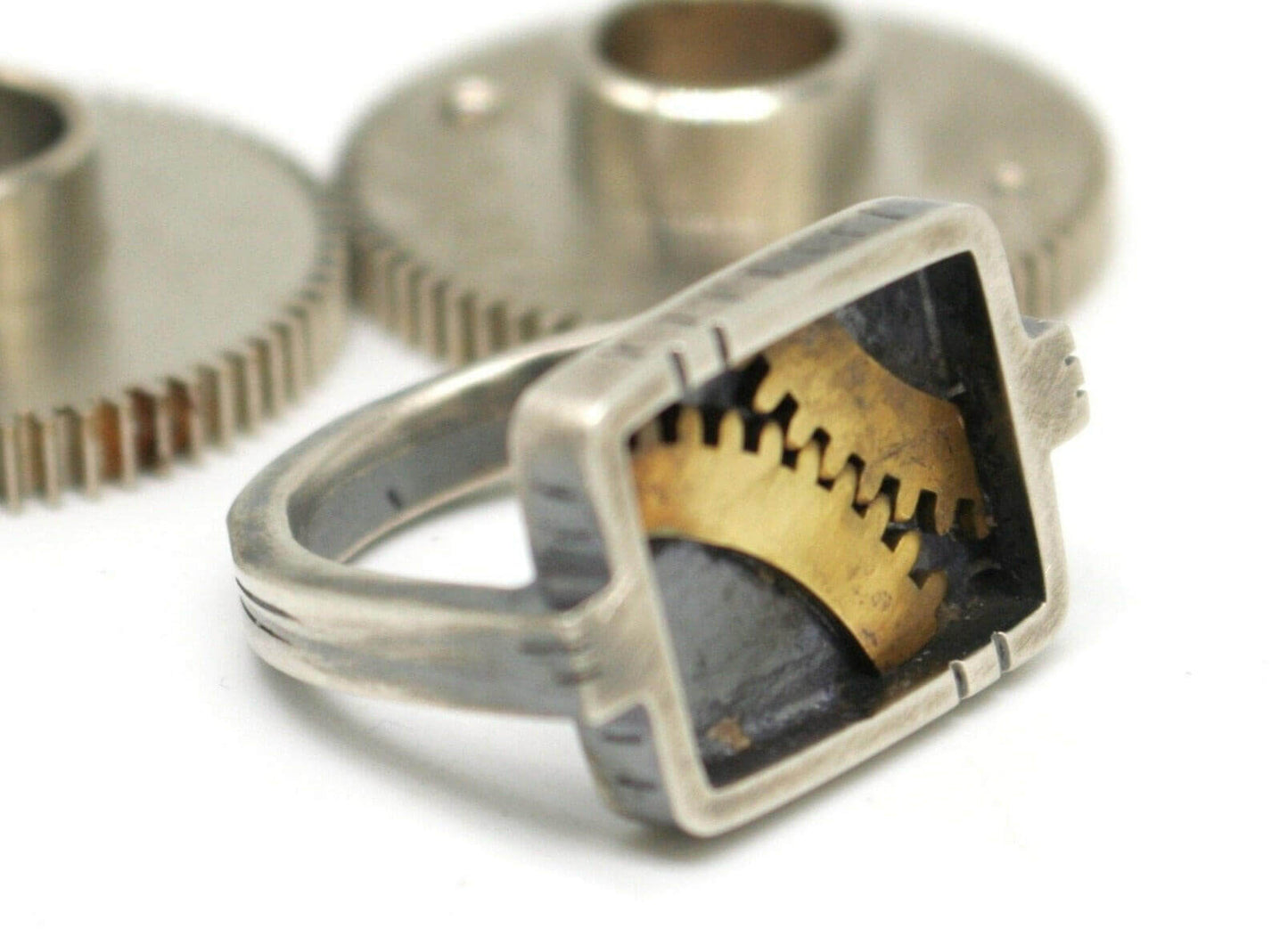 Anello industrial rettangolare Glimoire in argento con dettagli a ingranaggi di orologie design unico