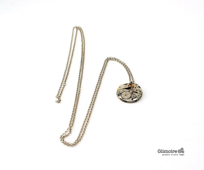 Collana meccanismo artigianale Glimoire con catenina sottile e pendente rotondo vintage in metallo