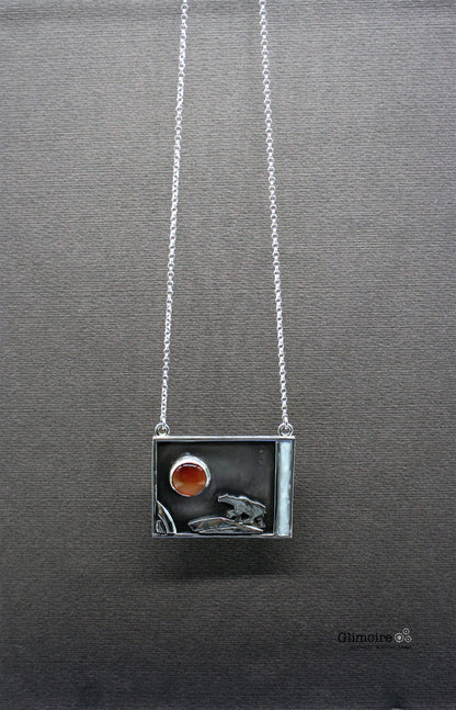 Collana orso polare Glimoire con ciondolo quadrato in argento e dettaglio arancione