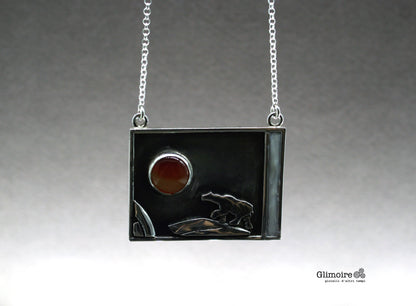 Collana orso polare Glimore con pendente quadrato in argento e pietra rossa su catena sottile