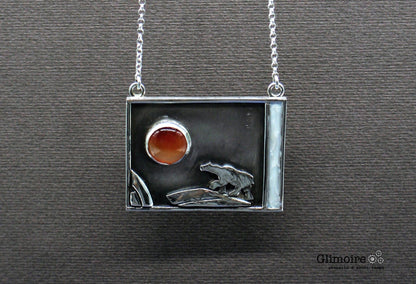 Collana orso polare Glimoire con ciondolo rettangolare in argento e pietra rossa su sfondo nero