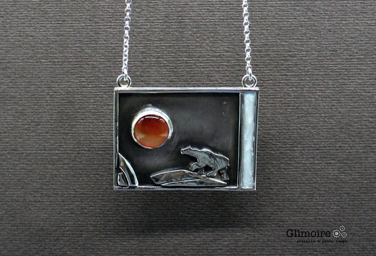 Collana orso polare Glimoire con ciondolo rettangolare in argento e pietra rossa su sfondo nero
