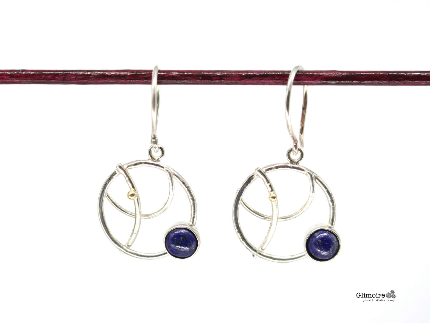 Orecchini artigianali con lapislazzuli e design circolare in argento cerchio in argento e goccia oro ispirati ai pianeti