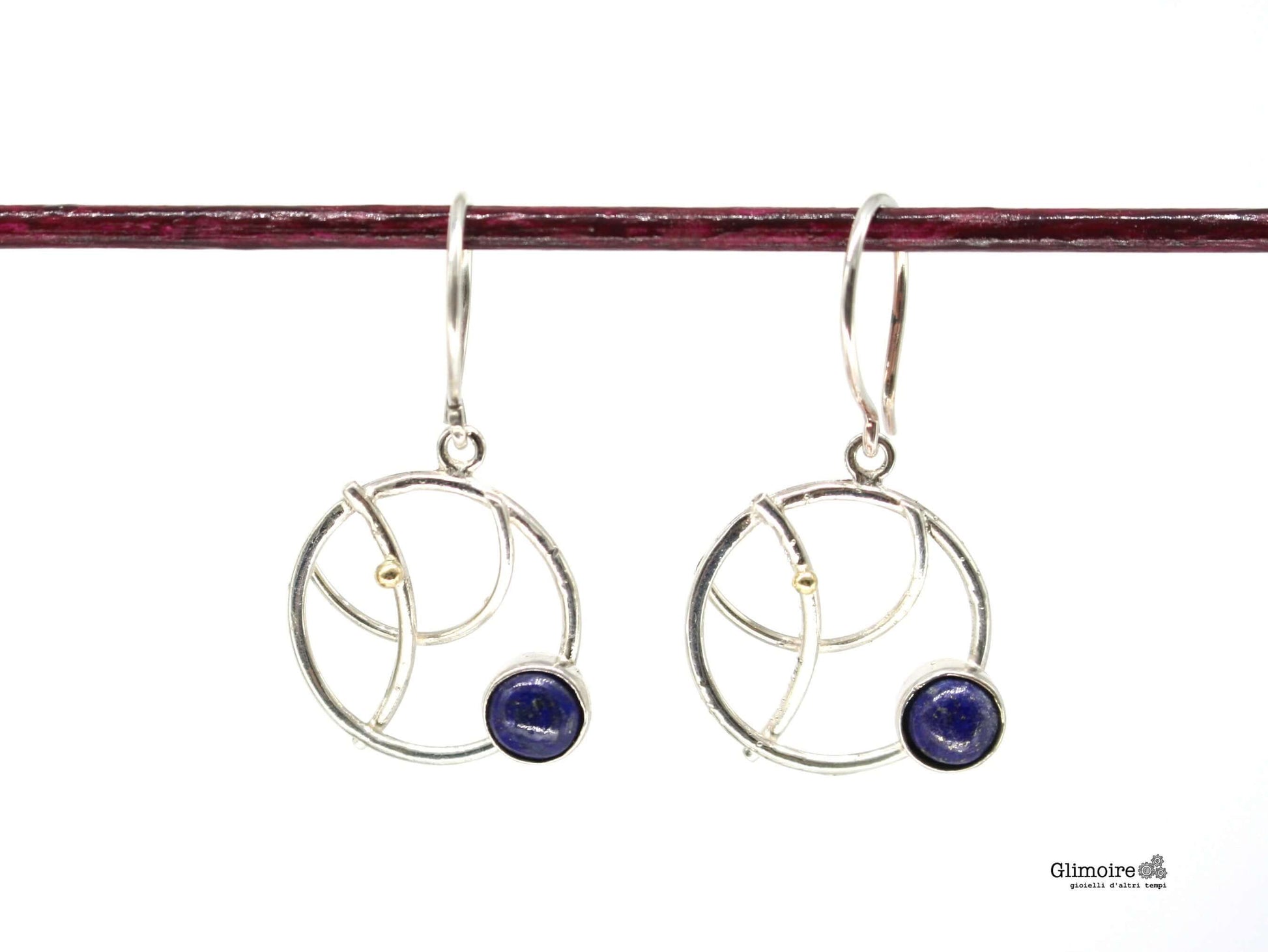 Orecchini artigianali con lapislazzuli e design circolare in argento cerchio in argento e goccia oro ispirati ai pianeti