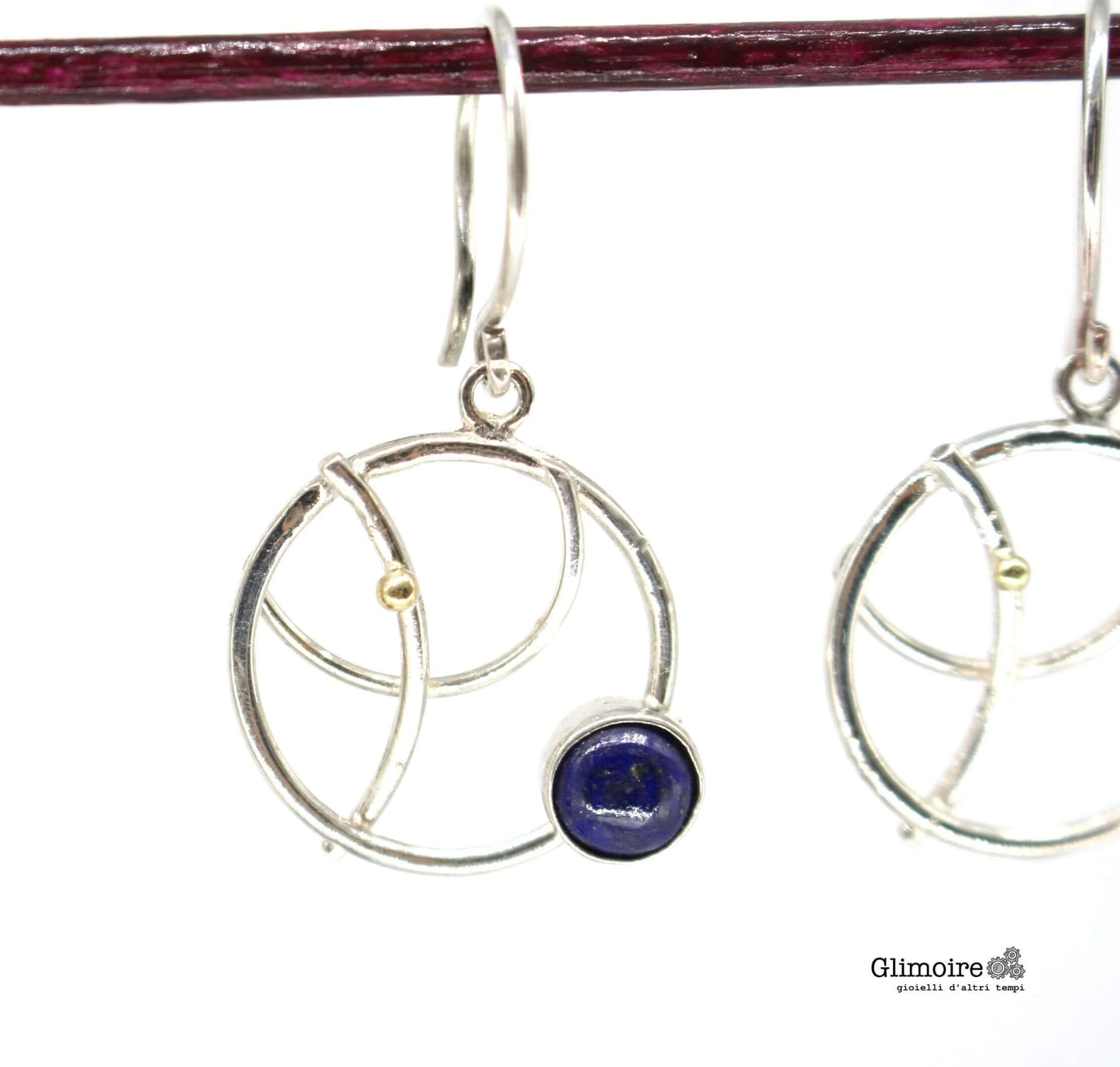 Orecchini artigianali con lapislazzuli, realizzati con finiture in argento e design circolare ispirati pianeti