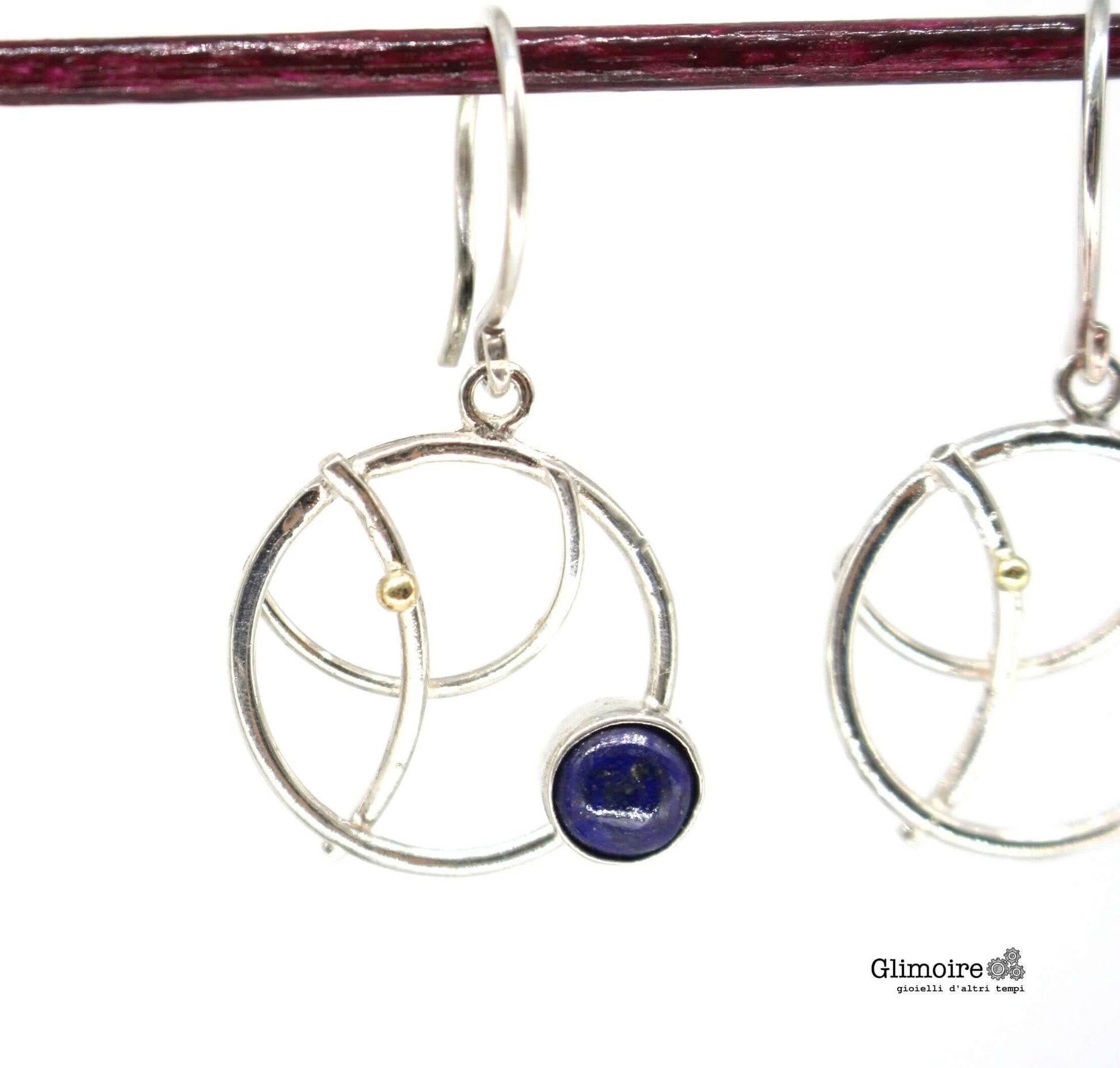 Orecchini artigianali con lapislazzuli, realizzati con finiture in argento e design circolare ispirati pianeti