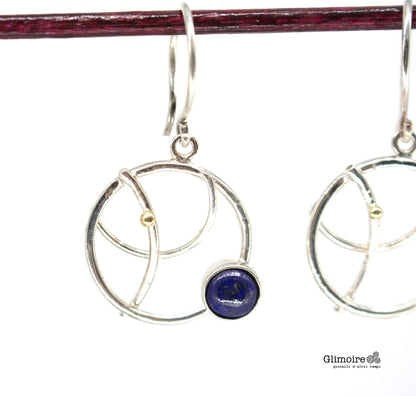 Orecchini artigianali con lapislazzuli, realizzati con finiture in argento e design circolare ispirati pianeti
