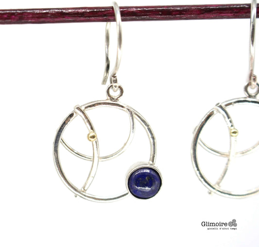 Orecchini artigianali con lapislazzuli, realizzati con finiture in argento e design circolare ispirati pianeti