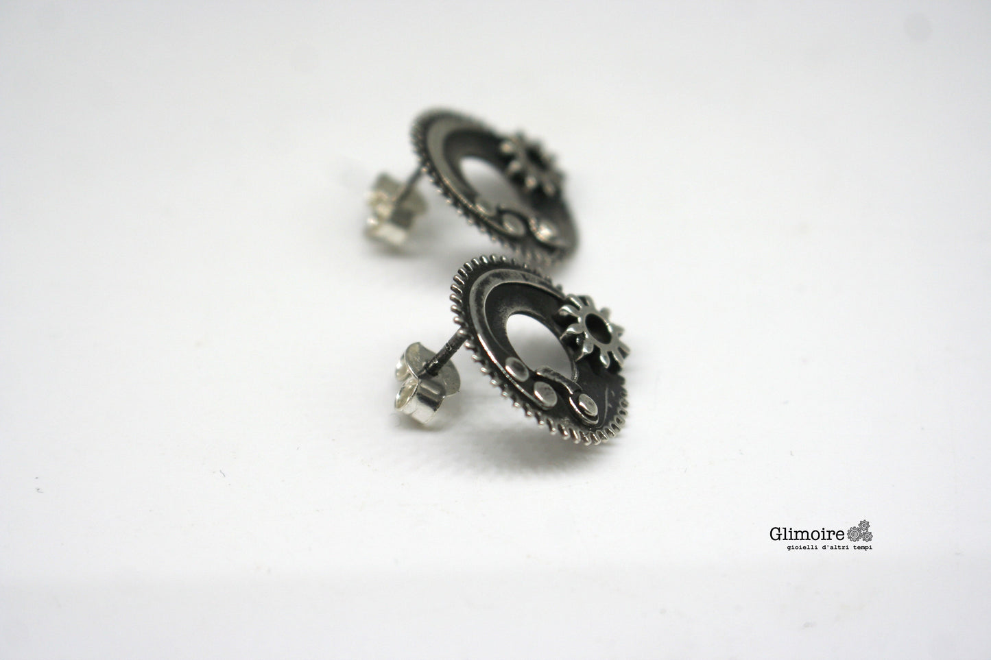Orecchini ingranaggi argento Glimoire in stile steampunk con dettagli a ruota e finitura antica
