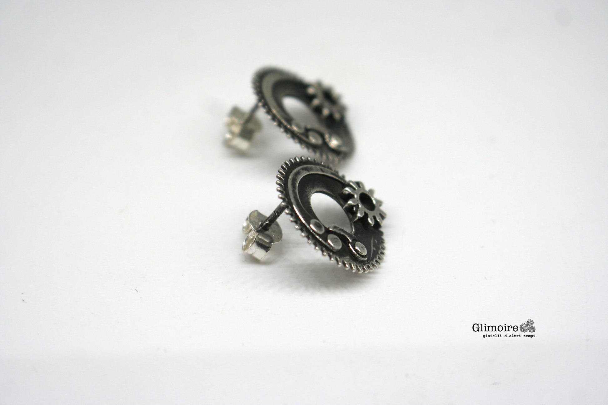Orecchini ingranaggi argento Glimoire in stile steampunk con dettagli a ruota e finitura antica