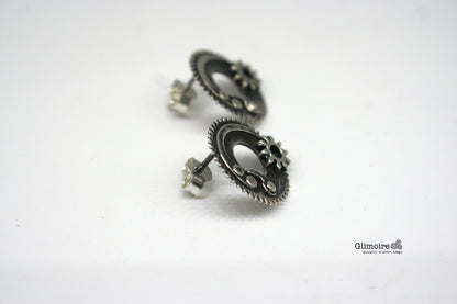 Orecchini ingranaggi argento Glimoire in stile steampunk con dettagli a ruota e finitura antica