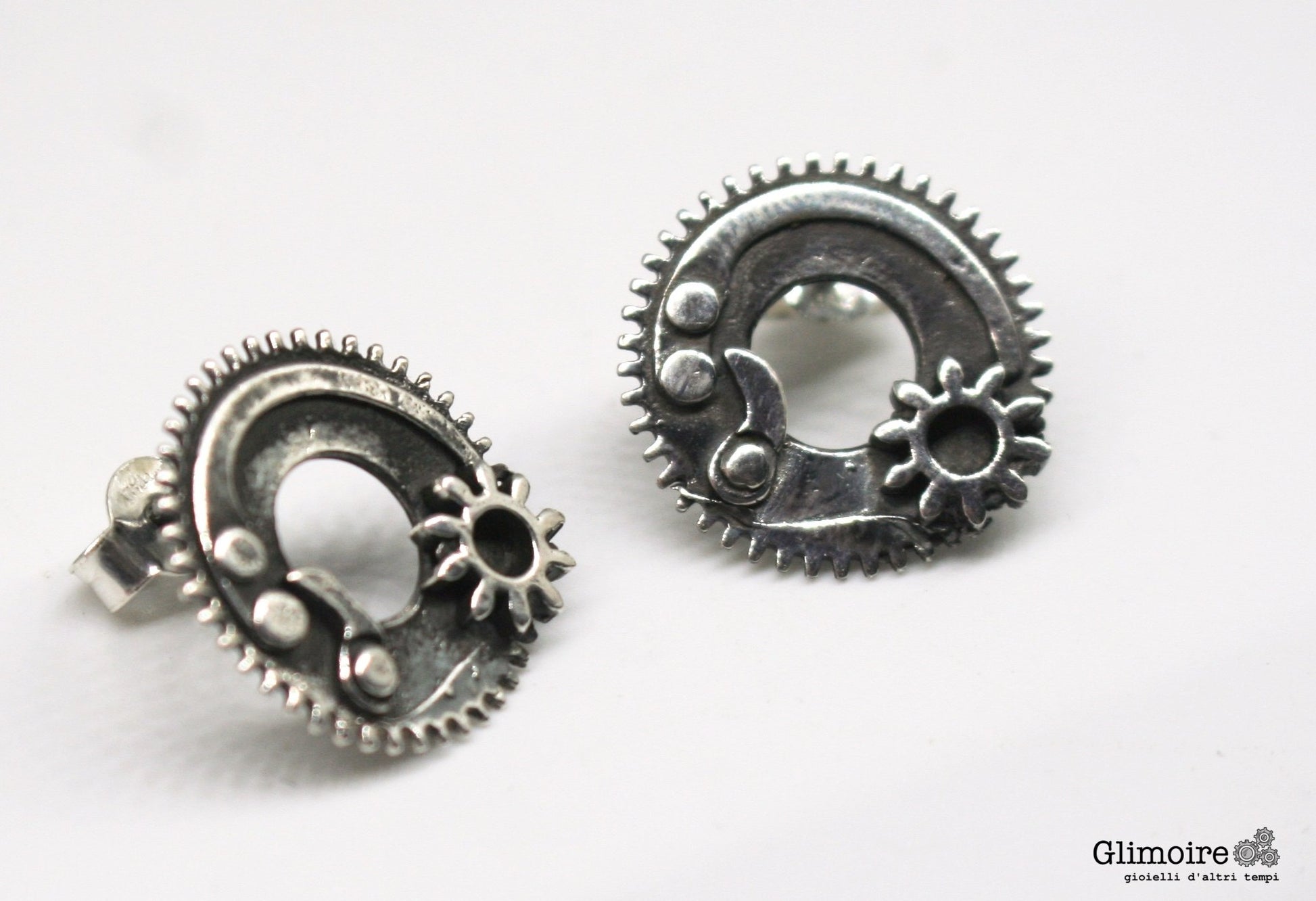 Orecchini ingranaggi argento Glimoire coppia di orecchini a perno stile steampunk con dettagli a ruota dentata