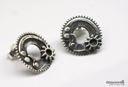 Orecchini ingranaggi argento Glimoire coppia di orecchini a perno stile steampunk con dettagli a ruota dentata