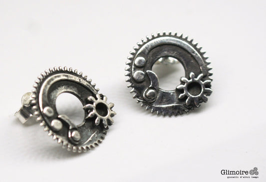 Orecchini ingranaggi argento Glimoire coppia di orecchini a perno stile steampunk con dettagli a ruota dentata