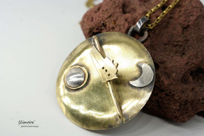 Glimoire collana con pendente artistico viaggio notte giorno piastra rotonda in ottone con luna e disco solare in argento