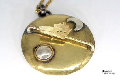 Collana Glimoire con pendente artistico viaggio notte giorno in bronzo rotondo con nave luna e sole