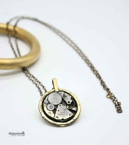Collana Glimoire con pendente in ottone con meccanismo visibile e catena metallica