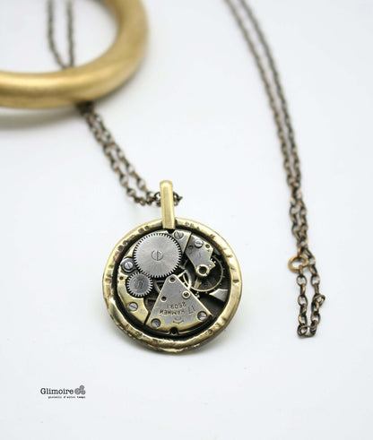 Collana Glimoire con pendente in ottone con meccanismo a ingranaggi vintage