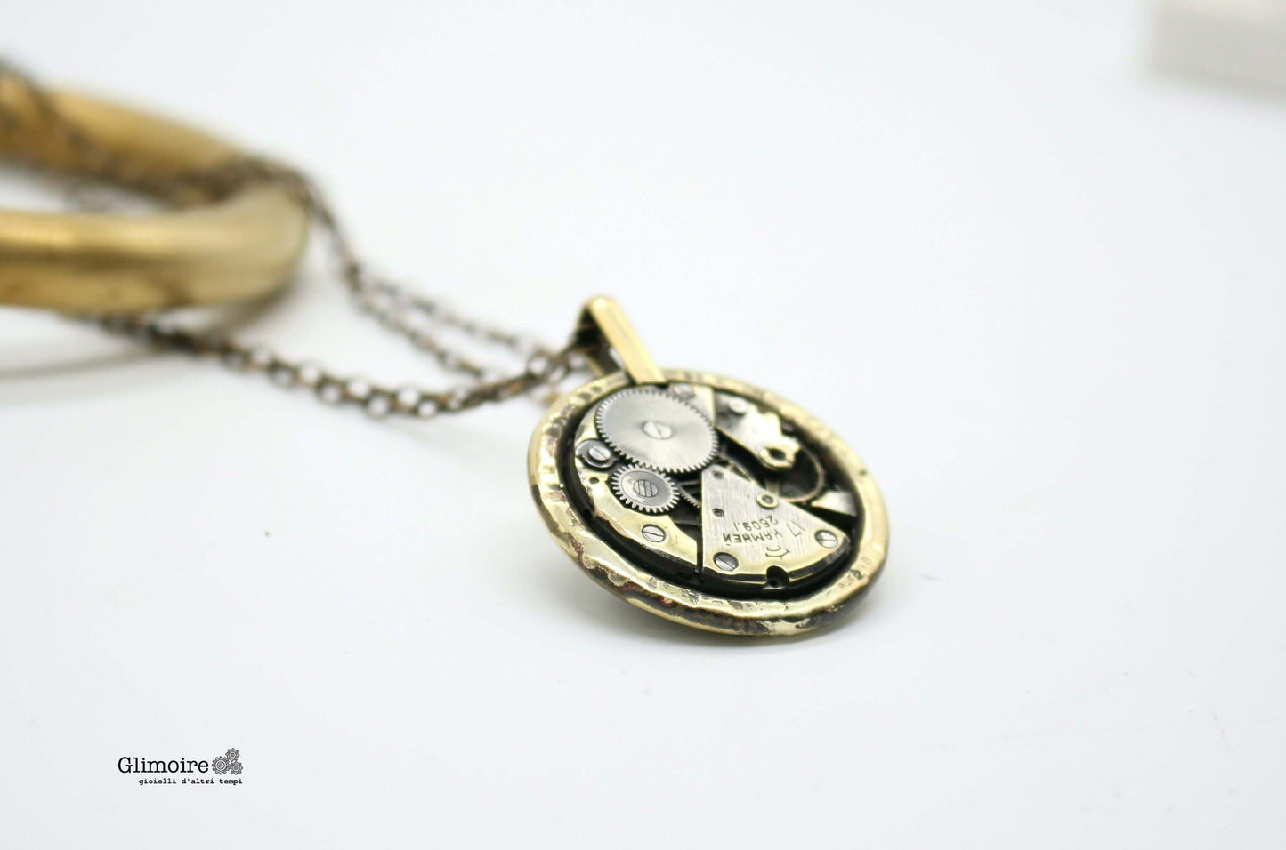Collana Glimoire con pendente in ottone con meccanismo dettagliato e catena in metallo