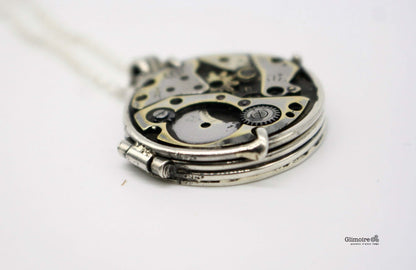 Portafoto artigianale con meccanismi orologio Glimoire in metallo con dettagli vintage e catenina