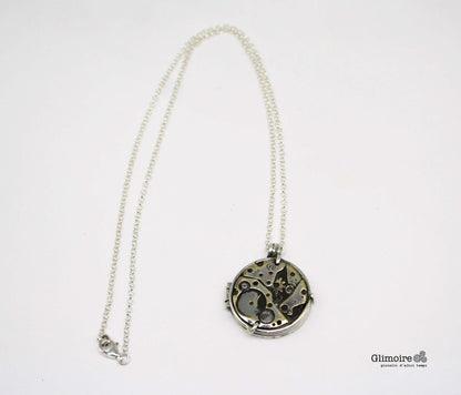 Portafoto artigianale con meccanismi orologio Glimoire con catena sottile in metallo argento
