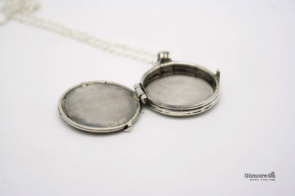 Portafoto artigianale con meccanismi orologio in metallo argentato di Glimoire aperto con catena