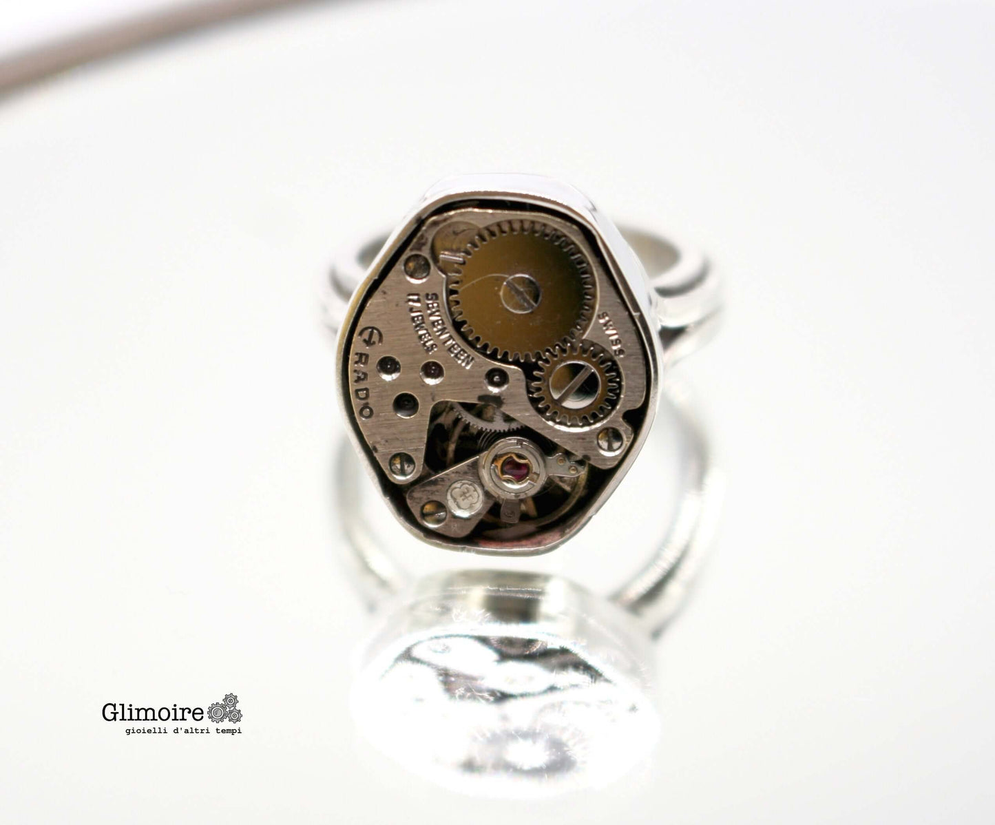 Anello in argento con orologio di Glimoire dettaglio meccanismo e ingranaggi vintage