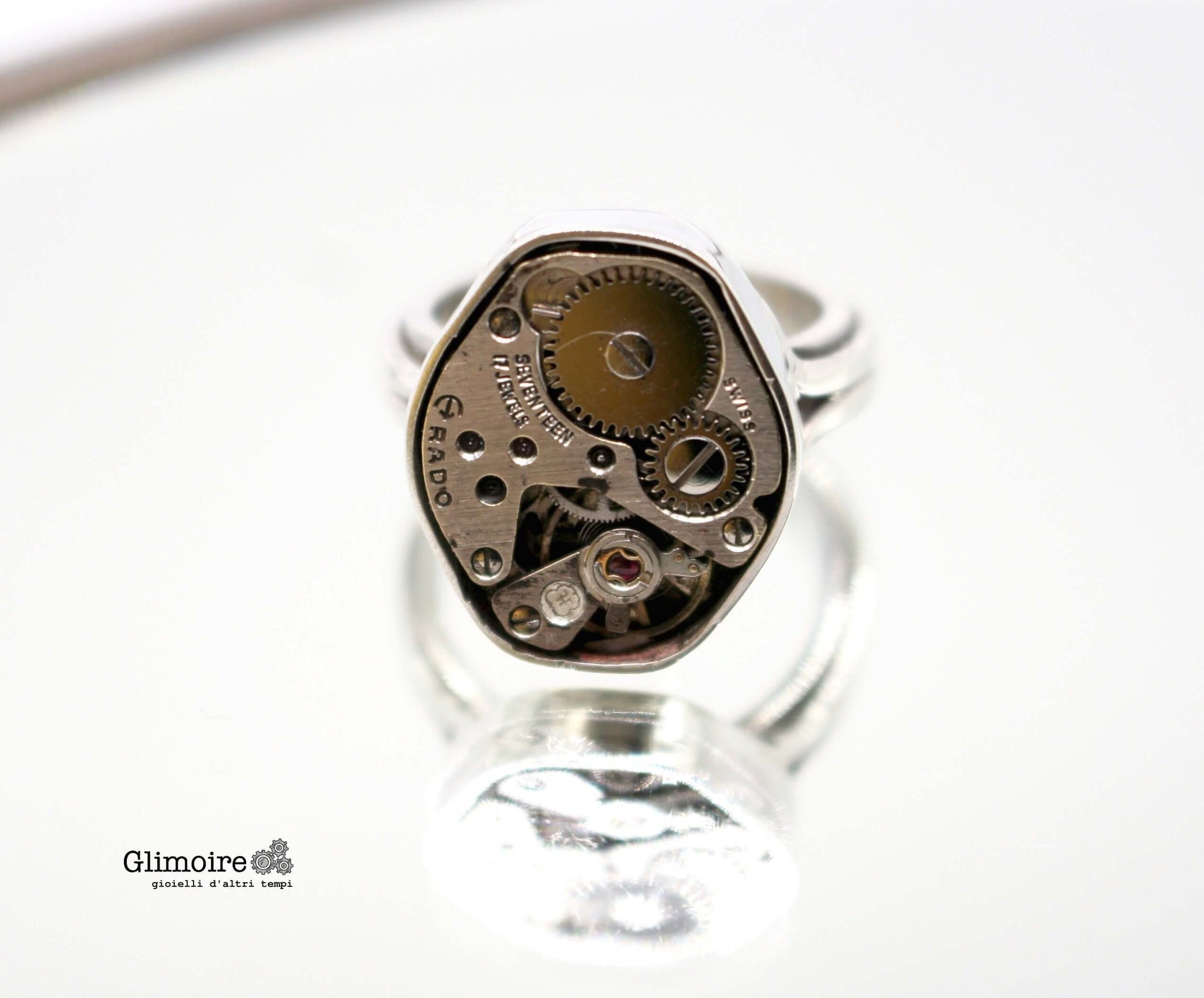 Anello in argento con orologio di Glimoire dettaglio meccanismo e ingranaggi vintage