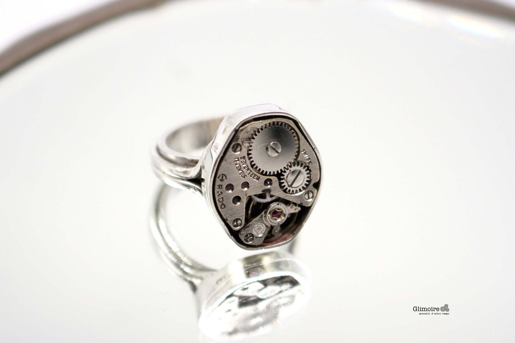 Anello in argento con orologio Glimoire design meccanismo vintage dettagli raffinati