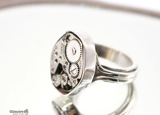 Anello in argento con orologio Glimoire design meccanico dettagliato e finiture lucide