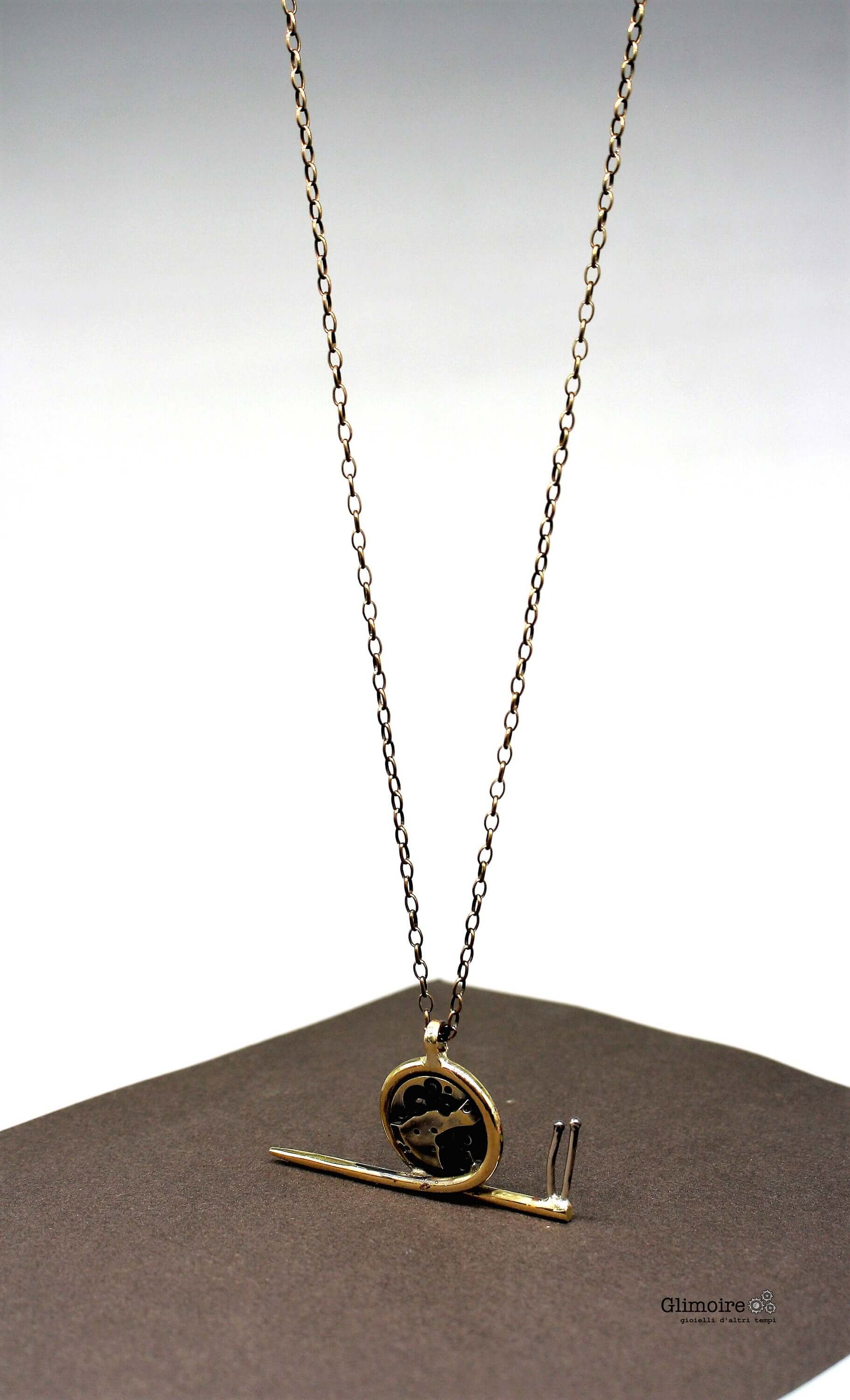 Collana chiocciola steampunk Glimoire con ciondolo a forma di chiocciola in stile vintage su catena dorata