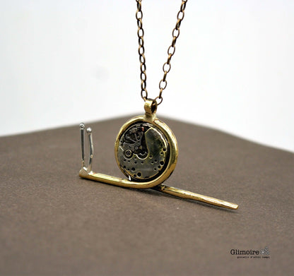 Collana chiocciola steampunk in metallo con catena Glimoire design unico e dettagli meccanici