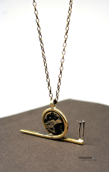 Collana chiocciola steampunk Glimoire con pendente a forma di chiocciola in metallo dorato e ingranaggi neri