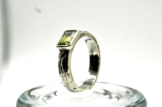 Anello in argento con peridoto - Anello a fascetta con pietra verde stile retrò, vintage art.272 - Glimoire