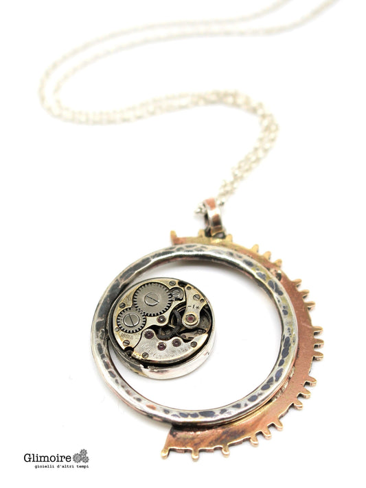 Eclissi - Medaglione con cerchio battuto e meccanismo d'orologio d'epoca e ingranaggio di orologio a pendolo art.295b - Glimoire