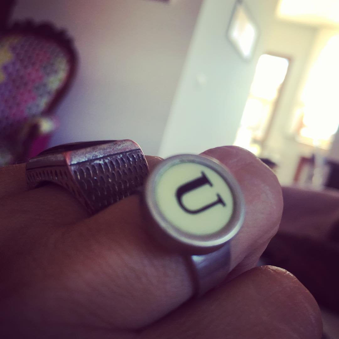 Anello con iniziali versione old style Numero 5,  incisione punteggiatura ?! - tasto di macchina da scrivere Woodstock anni '30 .art.282 - Glimoire