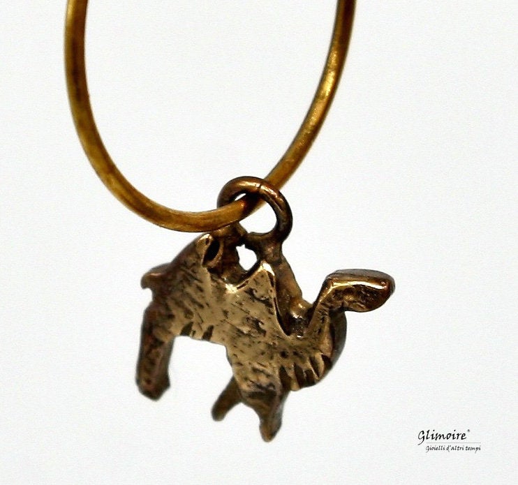 Cammelli, orecchini a cerchio con cammelli - Coppia di orecchini con cammelli art.236 - Glimoire