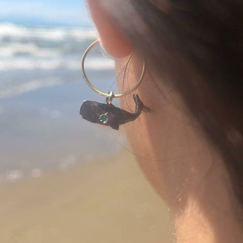 Orecchini a cerchio con balene in argento e pietra onice - Orecchini con capodogli #206 - Glimoire