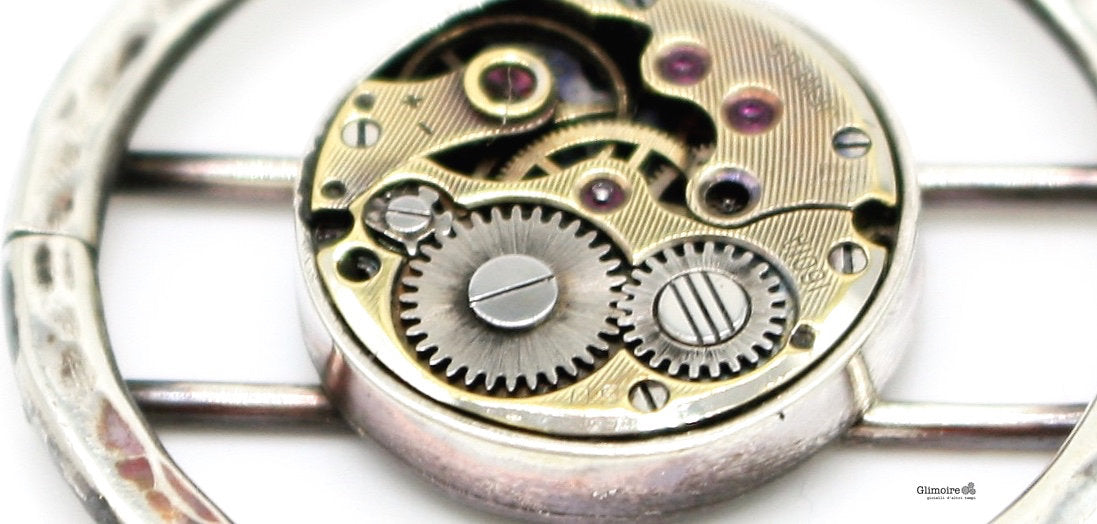 Medaglione con cerchio battuto e meccanismo d'orologio d'epoca art.293