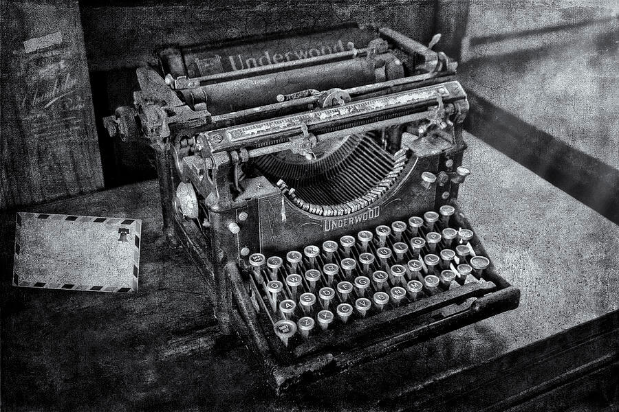 Macchina da scrivere d'epoca anni 30 usata per realizzare i gemelli