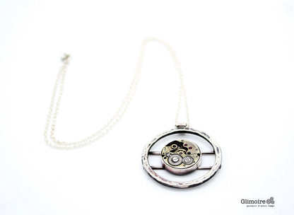 Collana Glimoire con medaglione steampunk e meccanismi visibili all'interno